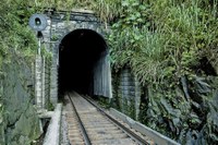 A transposição da Serra do Mar exigiu a construção de uma série de 13 túneis pela Companhia Estrada de Ferro D. Pedro II. Inaugurado em 1865, o Túnel Grande tem 2236 metros e liga Paulo de Frontin a Mendes. Levou sete anos para ficar pronto, com frentes de trabalho pelas duas bocas do túnel e mais três poços.Nas obras de alargamento para melhorar o trânsito na Serra, realizadas em 1913 pelo engenheiro Paulo de Frontin - então diretor da Estrada de Ferro Central do Brasil -, o Túnel Grande ganhou uma segunda galeria, a 12 Bis, com 2245 metros de extensão. O 12 Bis é o maior túnel ferroviário do Brasil, e liga Engenheiro Paulo de Frontin à Barra do Piraí. Ambos são tombados pelo Instituto Estadual do Patrimônio Cultural (Inepac) e a maior parte dos túneis só é acessivel pela própria linha férrea.